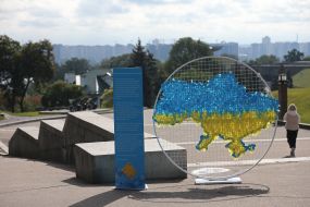 Арт-инсталяция «С Украиной в сердце»