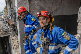 Рятувальники розбирають завал на каналізаційному колекторі в місті Балаклія