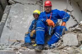 Рятувальники розбирають завал на каналізаційному колекторі в місті Балаклія