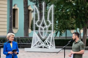 Ursula von der Leyen and Volodymyr Zelenskyi
