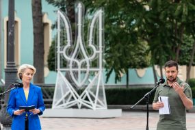 Ursula von der Leyen and Volodymyr Zelenskyi