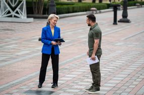 Ursula von der Leyen and Volodymyr Zelenskyi