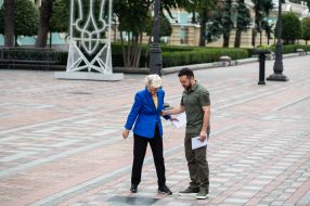 Ursula von der Leyen and Volodymyr Zelenskyi