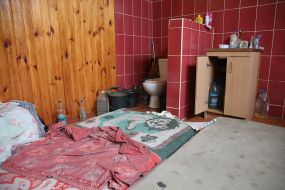 Кімната в місцевому відділку поліції, в якій російські загарбники утримували жінок, у місті Балаклія