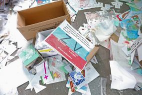 Пустые коробки на вокзале после деоккупации поселка