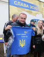 Андрей Садовый демонстрирует подарочную футболку Кубка Украины 2022 года