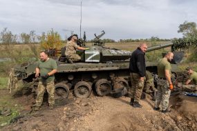 Soldiers of the National Guard of Ukraine are repairing a captured Russian tank