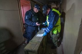 Полицейские осматривают административное здание, в котором располагались солдаты рф