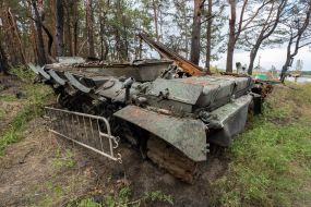 Згорілий російський танк у лісі біля деокупованого села Липці