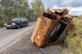 Згоріла машина на дорозі біля деокупованого села Липці