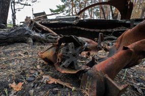 Кумулятивний снаряд поруч зі згорілим російським танком