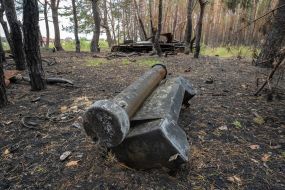Згорілий російський танк у лісі біля деокупованого села Липці