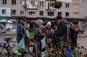 Local residents in front of a damaged building in Izyum city