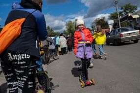 Дівчинка катається на самокаті in the de-occupied Izyum city