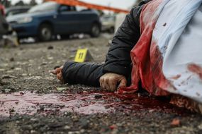 Труп людини на землі біля розбитої колони машин з цивільними в Запоріжжі