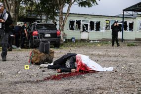 Труп людини на землі біля розбитої колони машин з цивільними в Запоріжжі