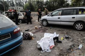 Трупи людей на землі біля розбитої колони машин з цивільними в Запоріжжі