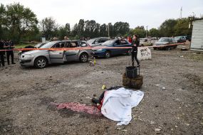 Труп людини на землі біля розбитої колони машин з цивільними в Запоріжжі