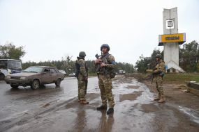 Ukrainian servicemen at the entrance to the city of Izyum