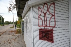 Image of a trident on a kiosk in Izyum