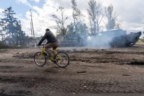 Солдаты ВСУ буксируют трофейный российских   танк