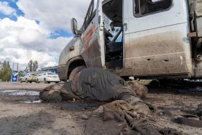 Труп российского солдата возле подбитого грузовика в Купянске