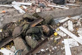 Труп российского солдата возле разрушенного кафе в селе Петропавловка