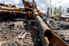 Сожженный российский танк в Купянске