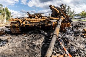 Сожженный российский танк в Купянске