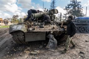 Солдаты ВСУ буксируют трофейный российских   танк