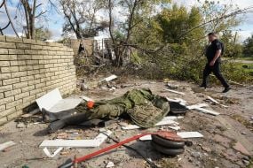 Труп российского солдата возле разрушенного кафе в селе Петропавловка