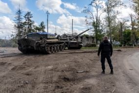 Солдаты ВСУ буксируют трофейный российских   танк