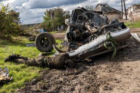 Труп российского солдата возле взорванного автомобиля в селе Петропавловка