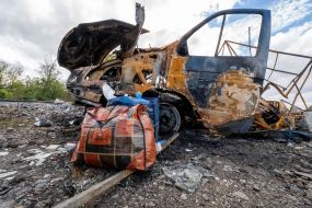 Сгоревший автомобиль и личные вещи погибших мирных жителей