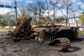 Сожженный российский танк в Купянске