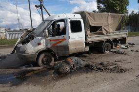 Подбитый грузовик российских оккупантов в Купянске