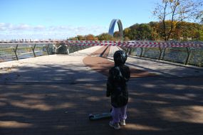 Пешеходно-велосипедный мост после ракетных обстрелов российских оккупантов в Киеве