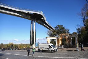 Пешеходно-велосипедный мост после ракетных обстрелов российских оккупантов в Киеве
