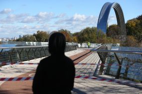 Пешеходно-велосипедный мост после ракетных обстрелов российских оккупантов в Киеве