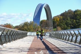 Пешеходно-велосипедный мост после ракетных обстрелов российских оккупантов в Киеве
