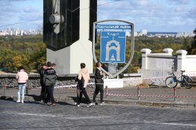 Подпора пешеходно-велосипедного моста после ракетных обстрелов российских оккупантов в Киеве