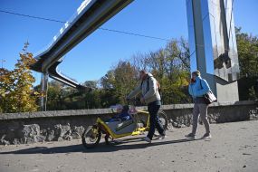 Пешеходно-велосипедный мост после ракетных обстрелов российских оккупантов в Киеве