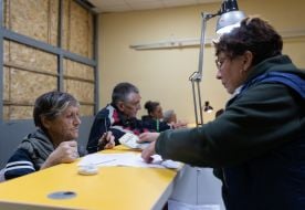 Пожилая женщина получает пенсию в Изюме