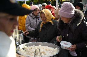 Distributing food to the locals in Kupyansk