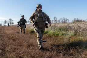 Саперы национальной гвардии разминируют сельскохозяйственное поле в Харьковской области