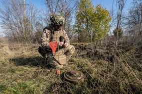 Сапер национальной гвардии готовит к подрыву найденную противотанковую мину в Харьковской области