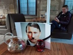 Портрет путина с траурной лентой в одном из баров