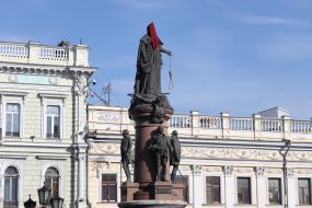 На памятник Екатерине II в Одессе надели колпак палача