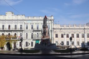 На памятник Екатерине II в Одессе надели колпак палача