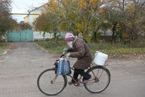 Місцева жителька на велосипеді у смт. Високопілля